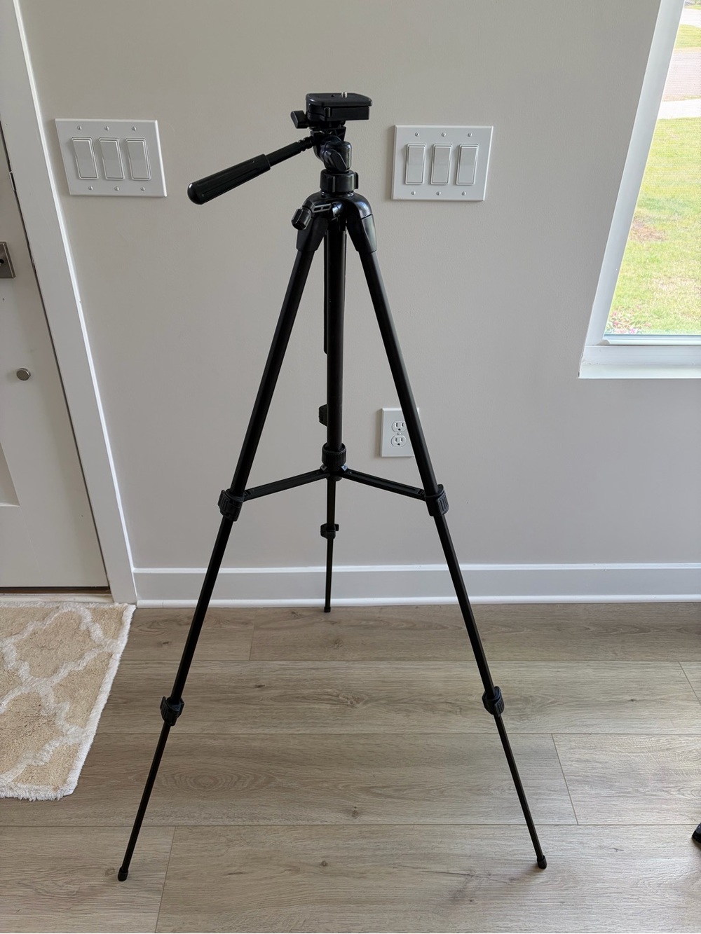 Lightweight Black Camera Sunpak 5858DLX Tripod with 3-Way Pan Head Like New